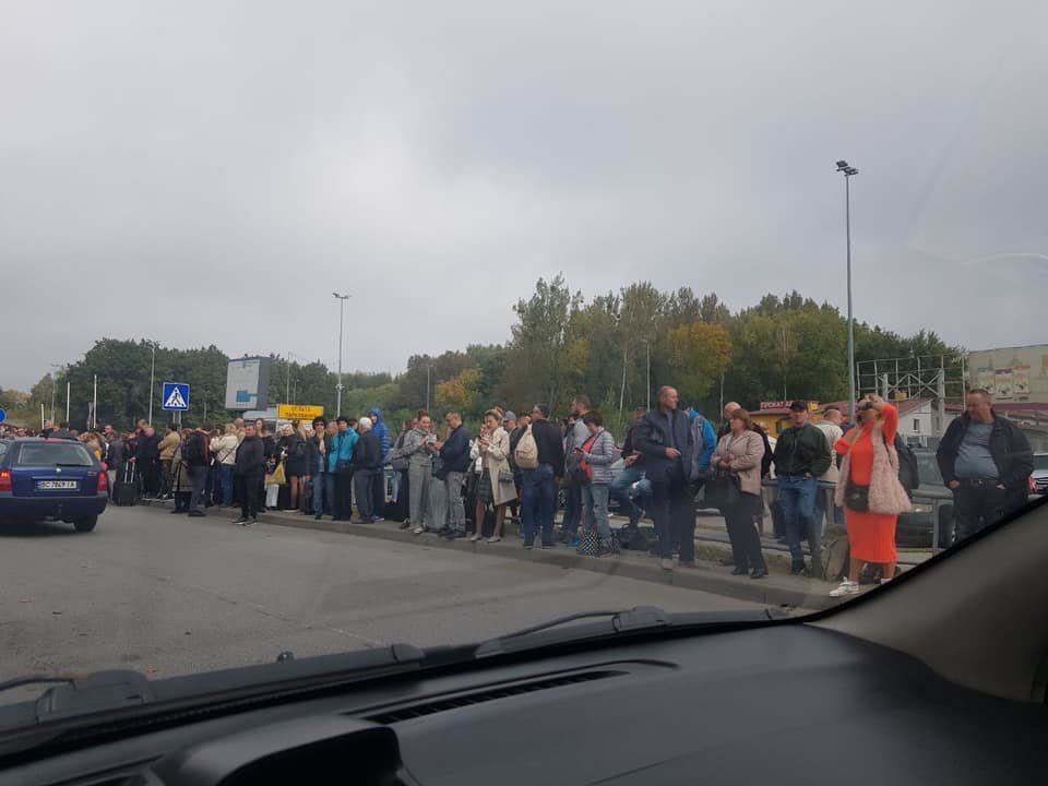 З львівського аеропорту евакуювали сотні людей.
