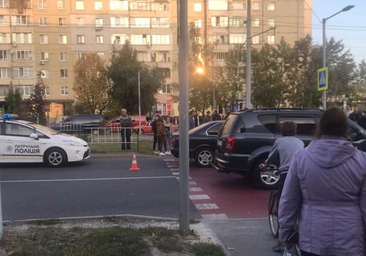 У Львові на пішохідному переході автомобіль збив дівчинку