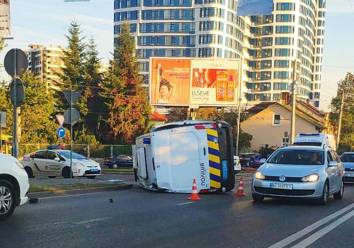 У Львові автомобіль патрульних потрапив у ДТП