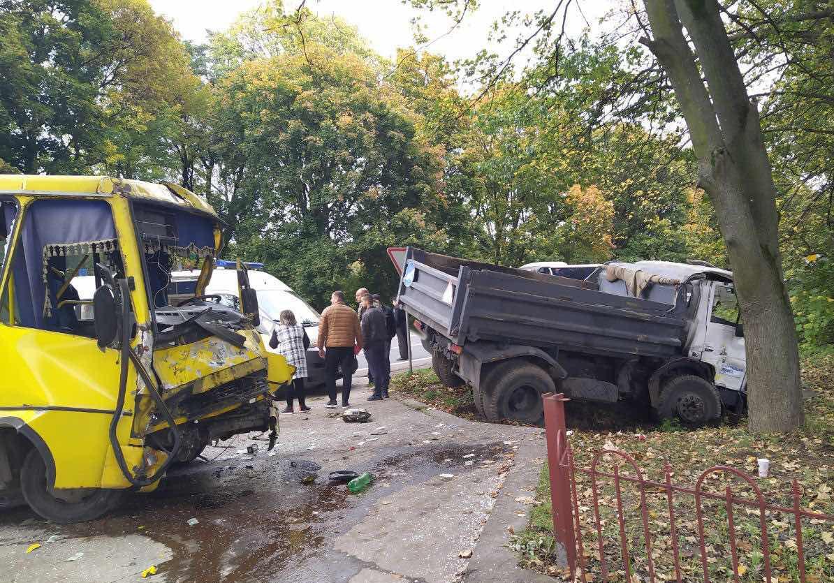 Біля Львова вантажівка зіткнулася з маршруткою, постраждали десятеро людей. 
