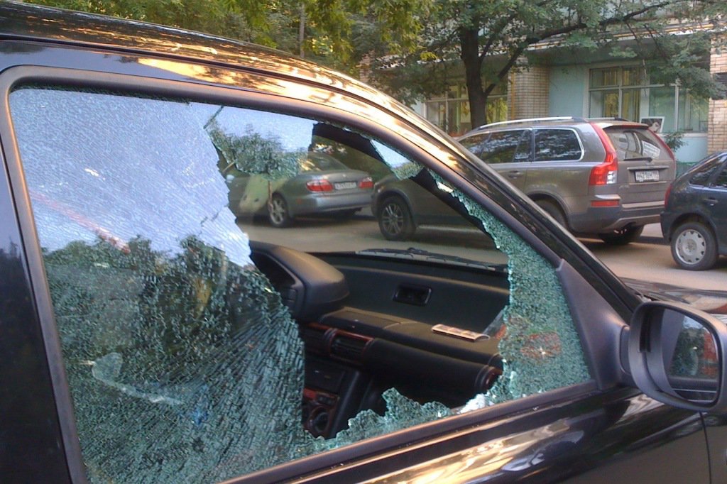 Львів’янин свердлом побив вікна автомобілів, припаркованих у дворі. Фото умовне