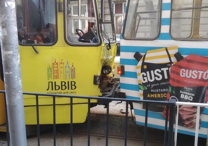 У центрі Львова на вулиці Дорошенка зіткнулися два трамваї