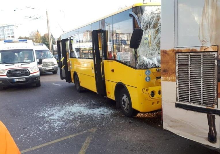 У Львові зіткнулися два автобуси. Фото: Діло
