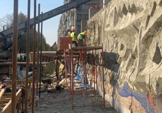 Замість зруйнованої мозаїки "Море і риби" у Львові відбудували нову стіну. ФОТО КREATIV.