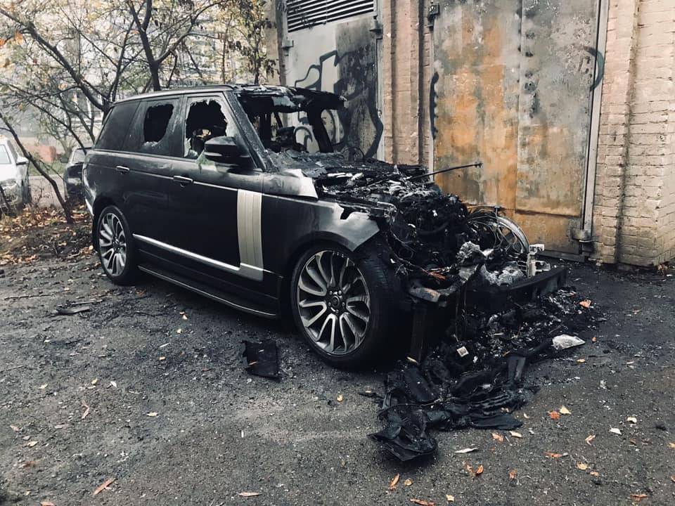 У Львові на Сихові вибухнув і згорів до тла автомобіль