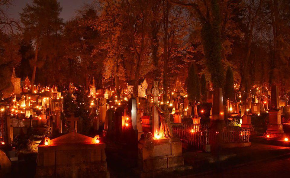 Тисячі свічок запалили на Личаквіському цвинтарі у Львові.