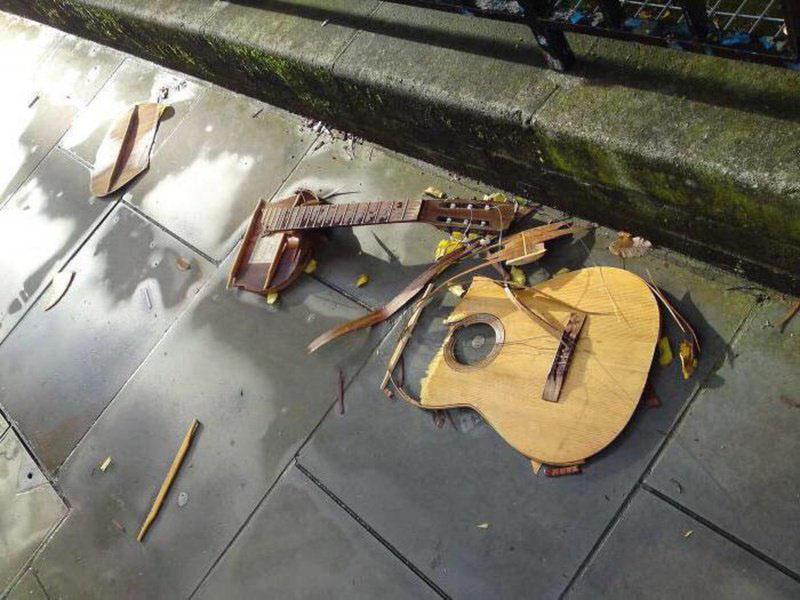 Львівські активісти побили інструменти вуличних музикантів. Фото умовне
