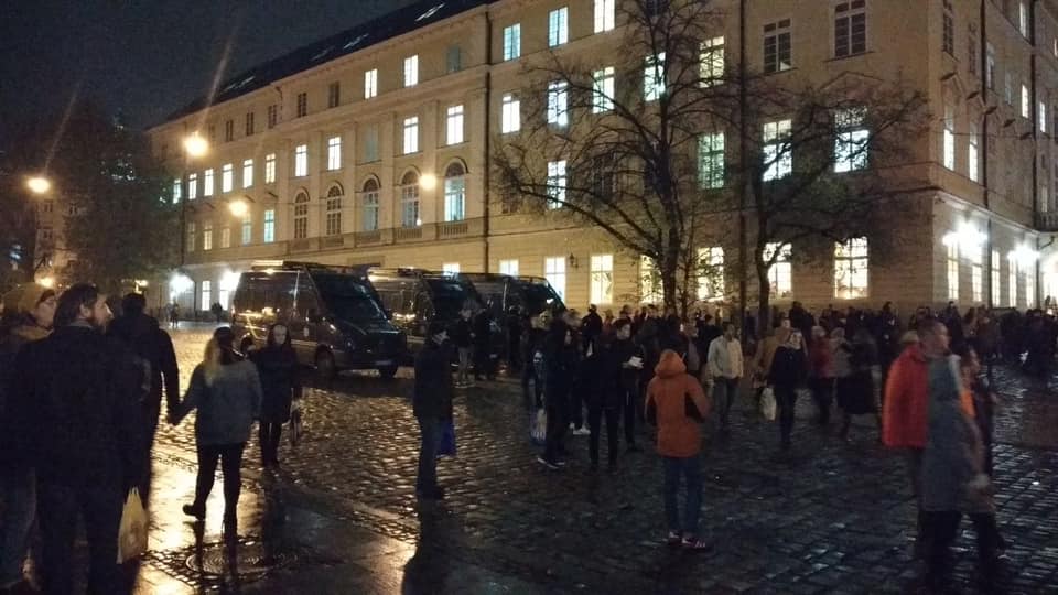 Увечері 7 листопада на площі Ринок у Львові сталася бійка між футбольними фанатами. Фото Ігор Зінкевич.