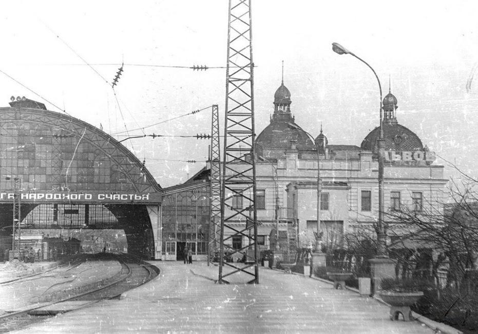 У мережу виклали фото вокзалу у Львові 1976 року.
