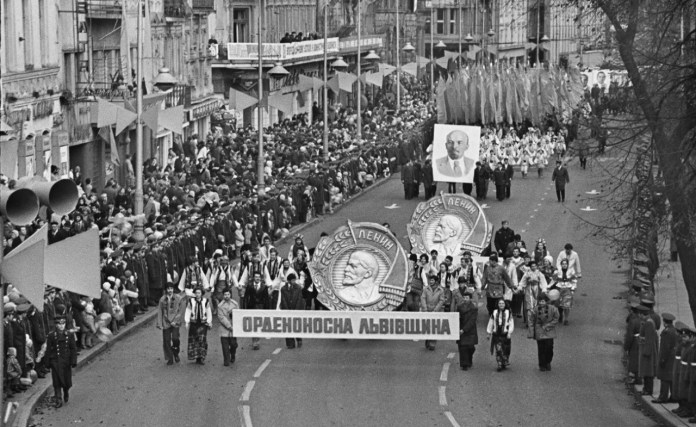 У мережу виклали ретро фото святкування Дня Жовтневої революції у Львові. Фото Володимира Дубаса.