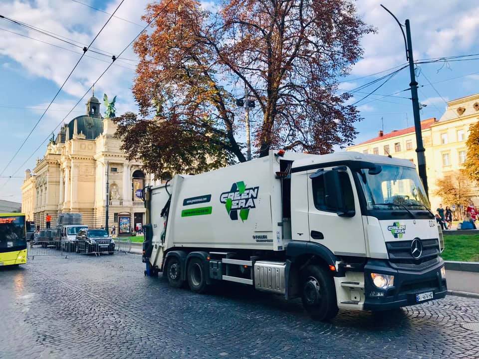 У центрі Львова напали на водія і вантажника сміттєвоза