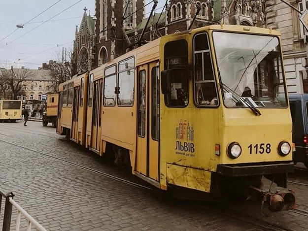 У Львові на площі Кропивницького трамвай збив чоловіка