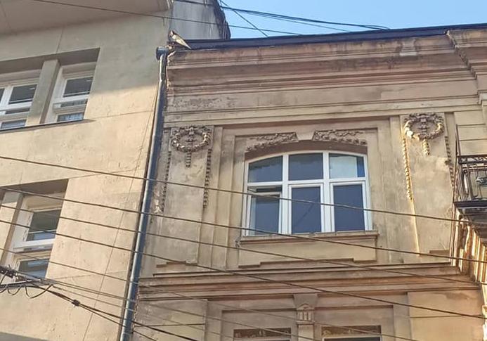У Львові невідомий скидає каменюки з вікна квартири 