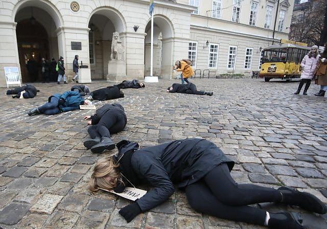 На площі Ринок львівські студенти імітували масову смерть від голоду. Фото Роман Балух