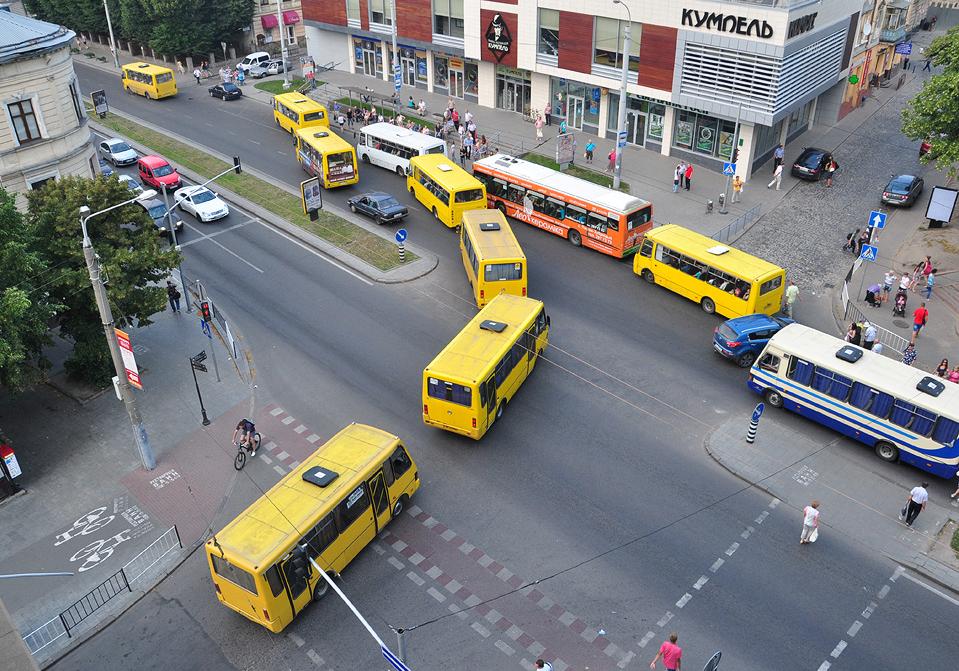 Львові водій автобуса виштовхав із салону пасажира. Фото умовне. Фото Олександр Шитюк. 