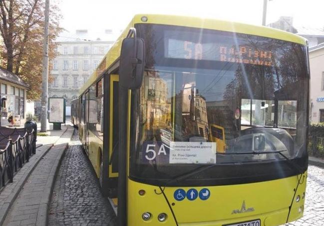 Водія львівського автобуса №5А, який зранку 26 листопада виштовхав з салону пасажира, відсторонили від роботи. Фото умовне.