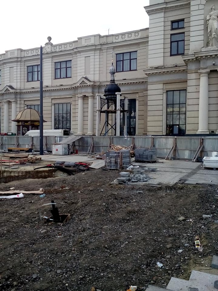 У Львові на Двірцевій демонтували каплицю біля входу у залізничний вокзал.