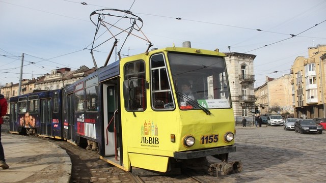 На площу Двірцеву у Львові після ремонту поїхав перший трамвай. Фото умовне.