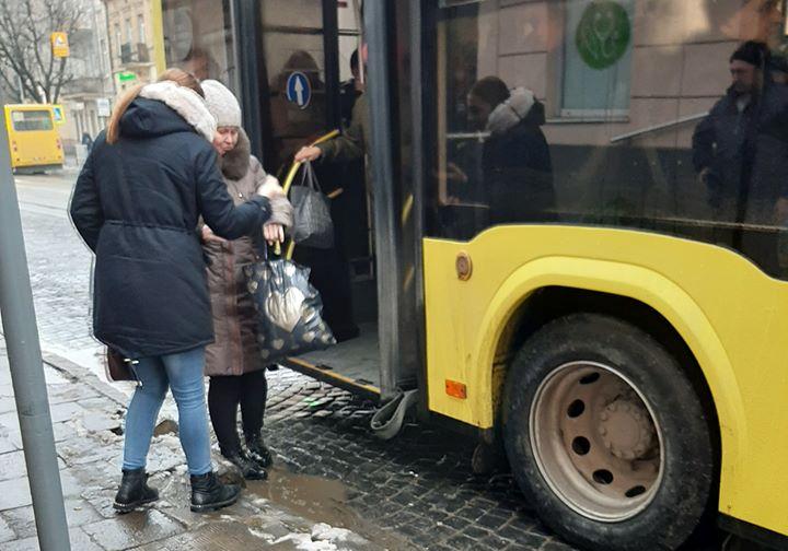 Водій автобуса у Львові обматюкав жінку з дитиною і показав їй середній палець
