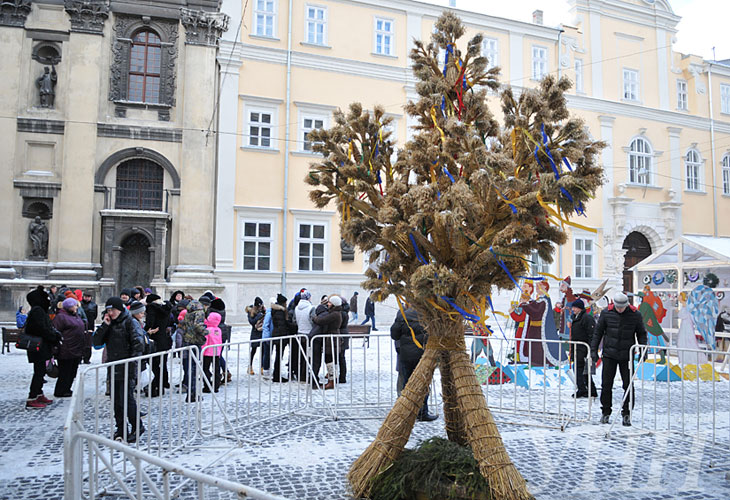 Різдвяного дідуха у центрі Львова можуть встановити вже 24 грудня, а не 6 січня, як це було в усі попередні роки. 