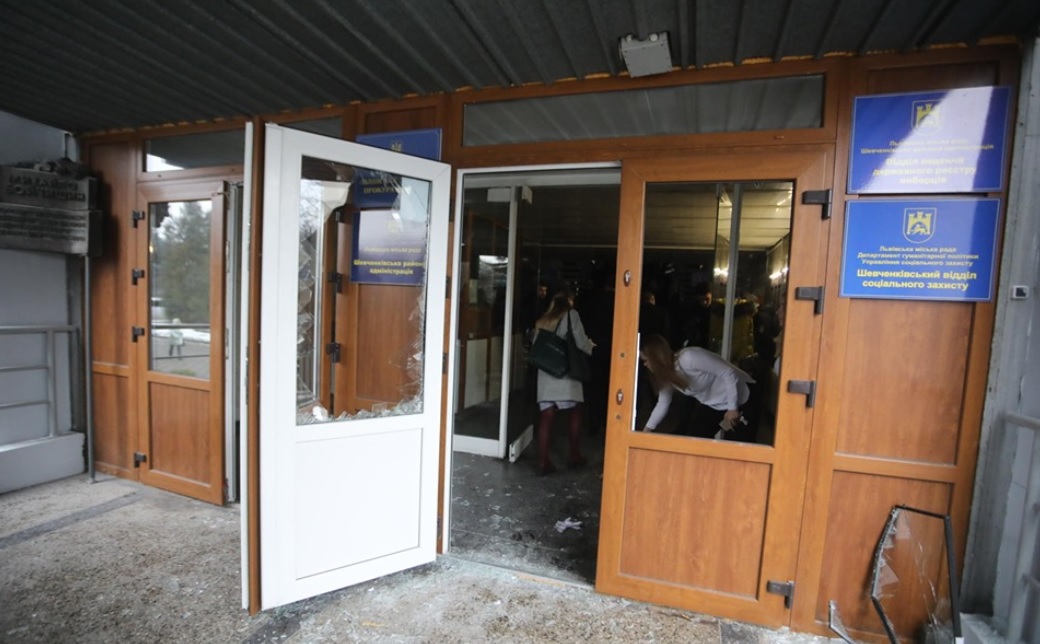 У Львові невідомі розтрощили вхідні двері й увірвалися на сесію Львівської міськради. Фото ZAXID.NET. 