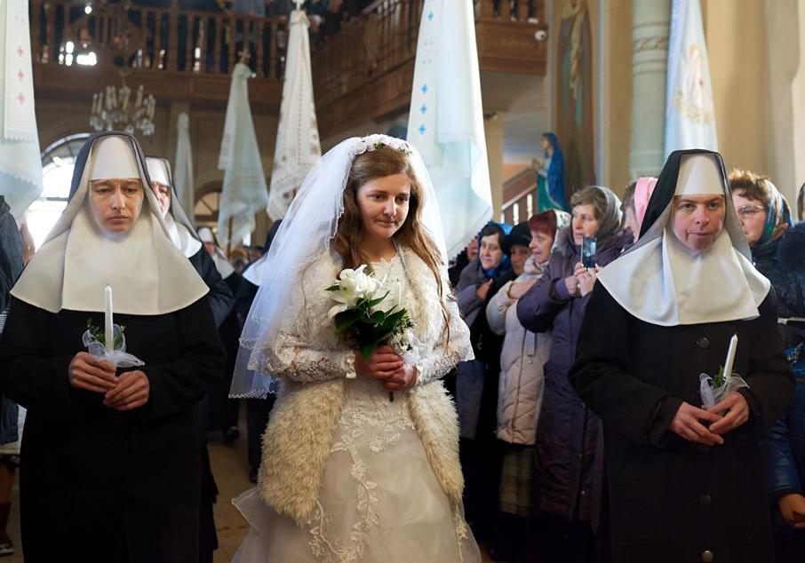 Львівський фотограф опублікував фото «заручин» дівчини з Ісусом Христом. Фото Михайло Балушка.
