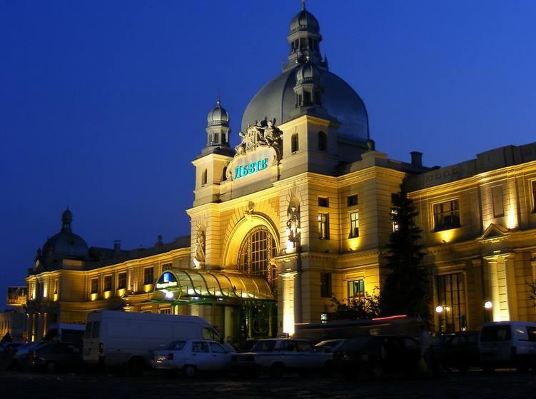На львівському вокзалі відкрили цілодобовий пункт контролю через державний кордон .
