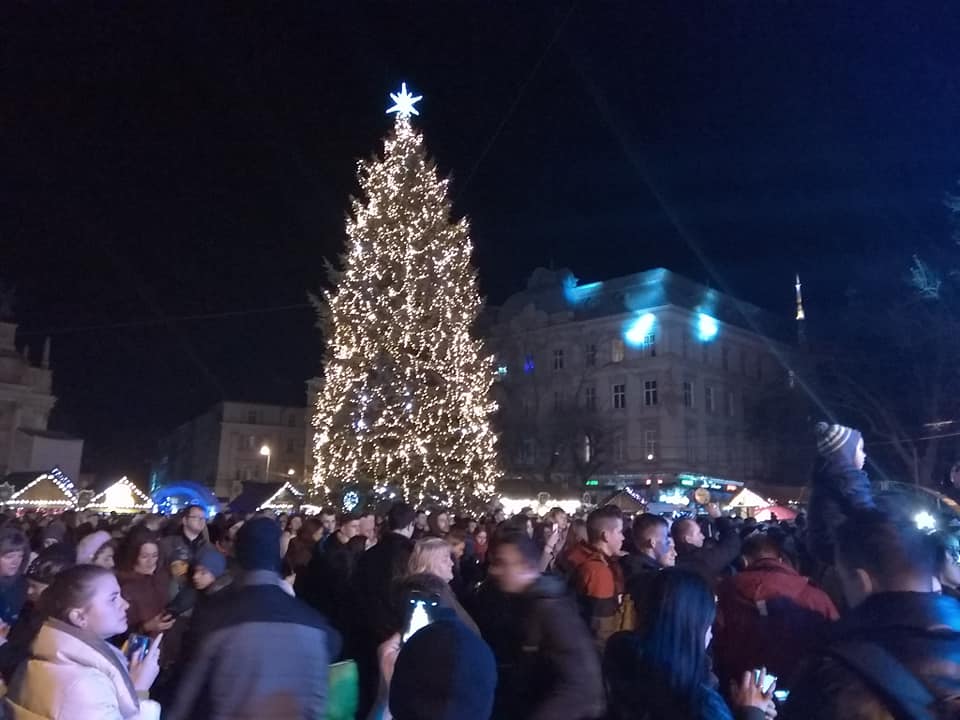 На площі перед Оперним театром у Львові відкрили головну новорічну ялинку міста. Фото Khrystyna Protsak.