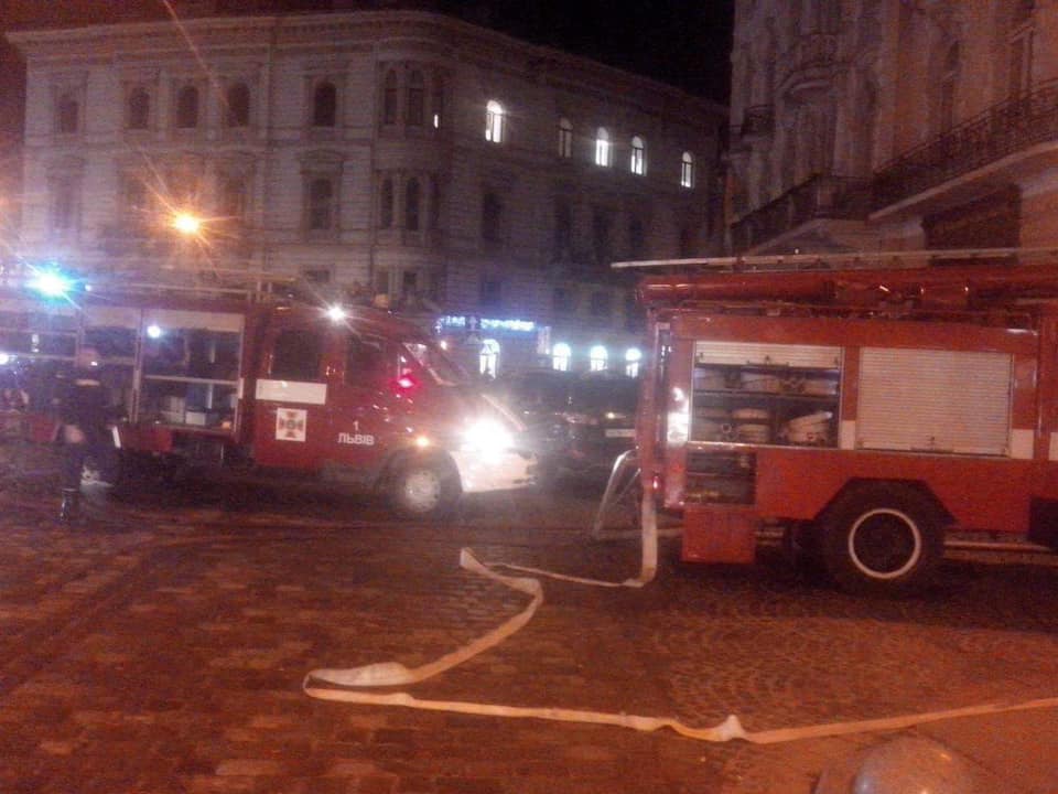 До ресторану у центрі Львова з'їхалися пожежники