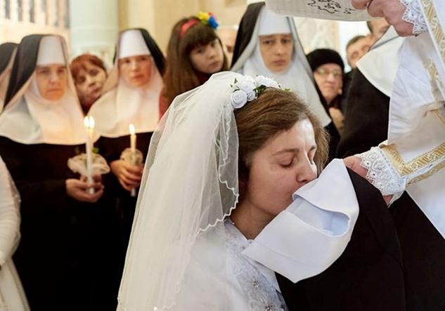 Отець Юстин Бойко УГКЦ розповів, що не так у фоторепортажі «постриження монахині». Фото Михайло Балушка.