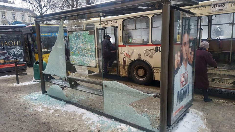 У Львові другий день поспіль невідомі трощать зупинки громадського транспорту. Фото умовне.