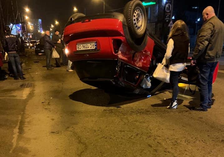 У Львові зіткнулися два автомобілі: Mini Cooper перевернувся на дах