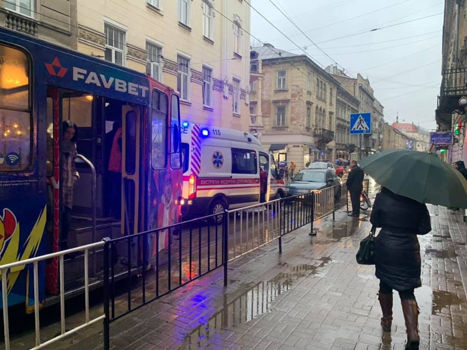 У центрі Львова автомобіль збив чоловіка на "зебрі"