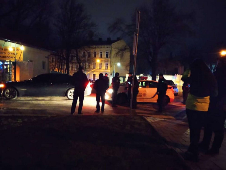 У Львові водій збив поліцейського і протаранив автівку патрульних. Фото Варта 1.