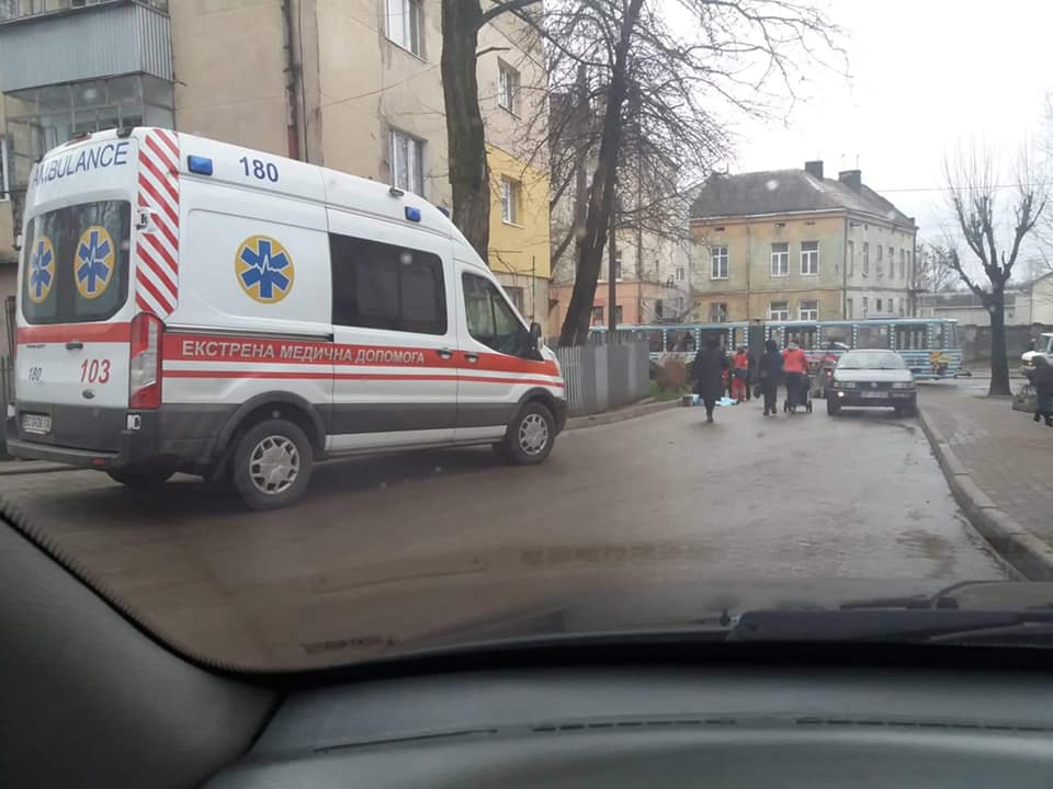 У Львові перехожі виявили серед вулиці труп. Фото Варта 1.