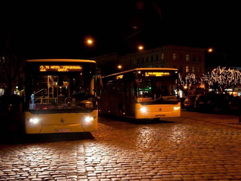 У Львові подовжать час курсування громадського транспорту до 23:00. 