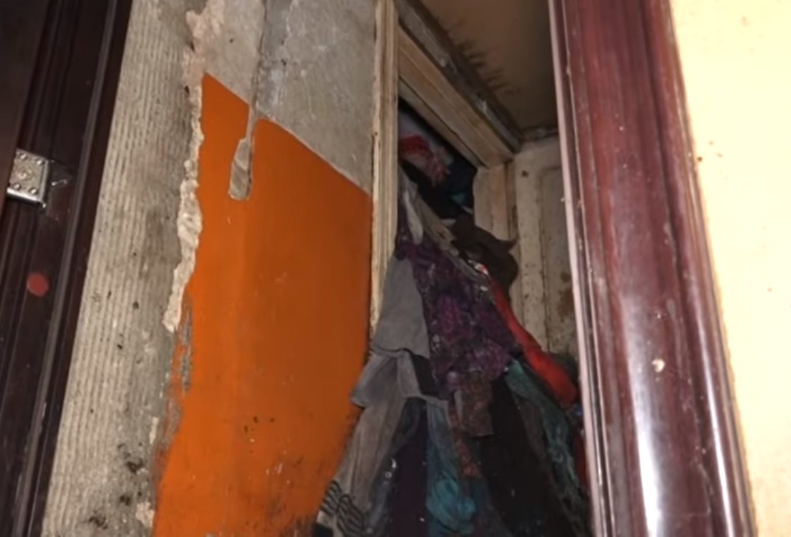 В одній із багатоповерхівок Львова жінки зносять мотлох у квартиру