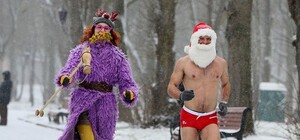 Фото дня: львівським парком бігали Санта-Клауси