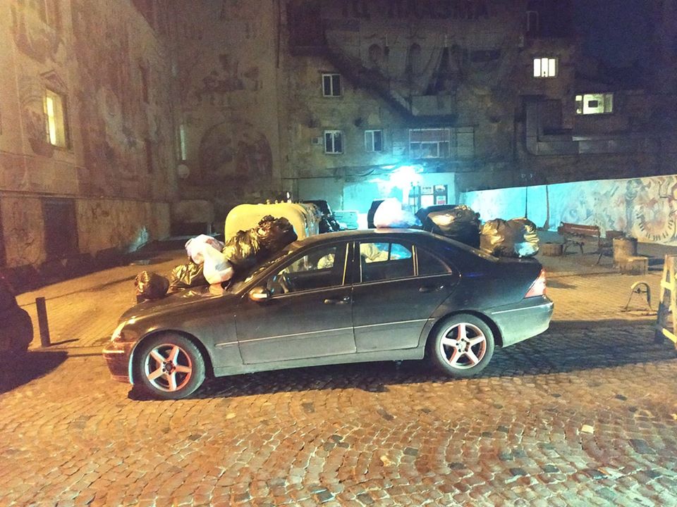 Автомобіль у центрі Львова закидали сміттям. Фото Роман Метельський.