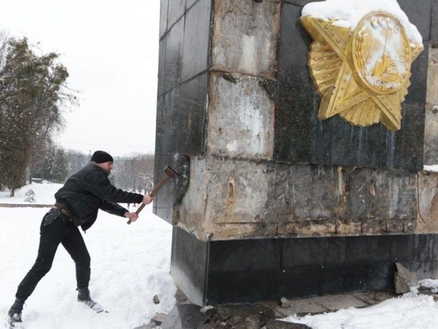 Михайло Добкін заявив, що купив барельєф ордена «Перемоги», демонтований з львівського Монумента слави. Фото Уніан.