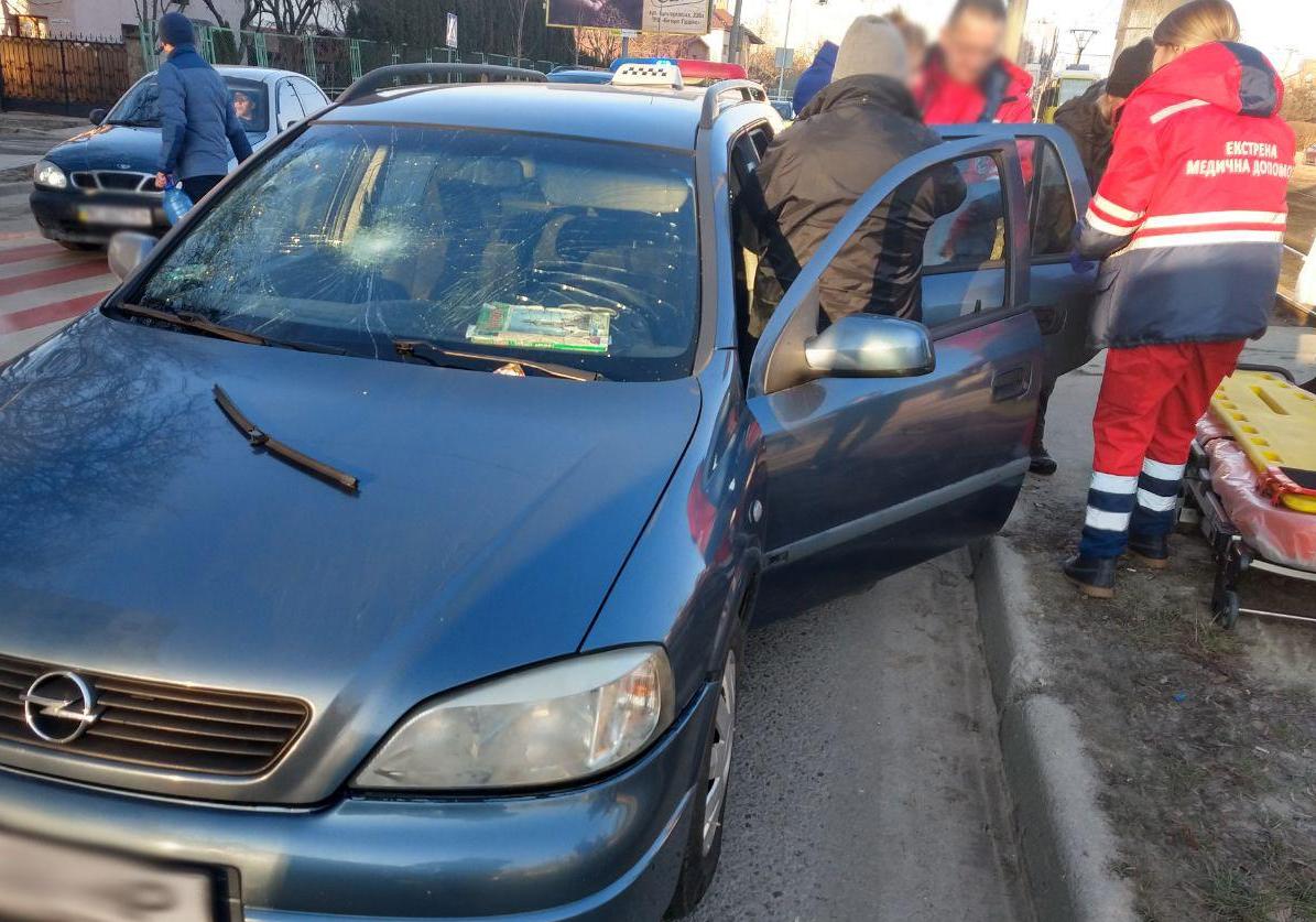 У Львові на пішохідному переході автомобіль збив 12-річну дівчинку. Фото поліція Львівщини.