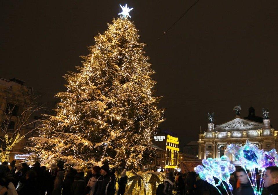 Стало відомо, коли демонтують головну новорічну ялинку Львова