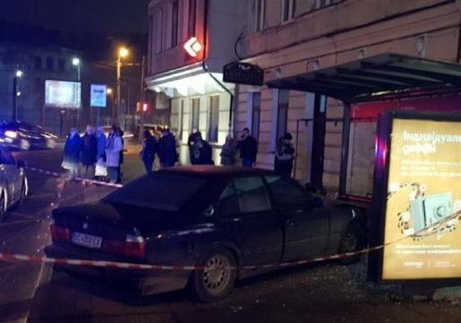 Поліцейські опублікували відео зіткнення автомобіля BMW із переповненою людьми зупинкою біля Forum Lviv. Фото Львівської поліції.