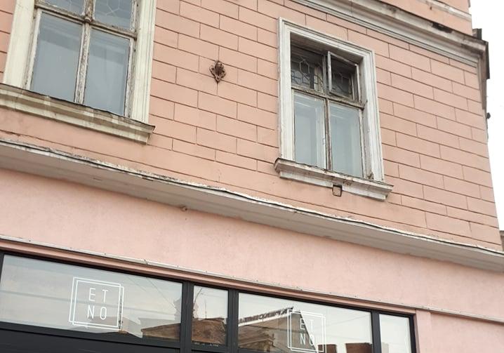 У центрі Львова з будинку випало вікно на тротуар