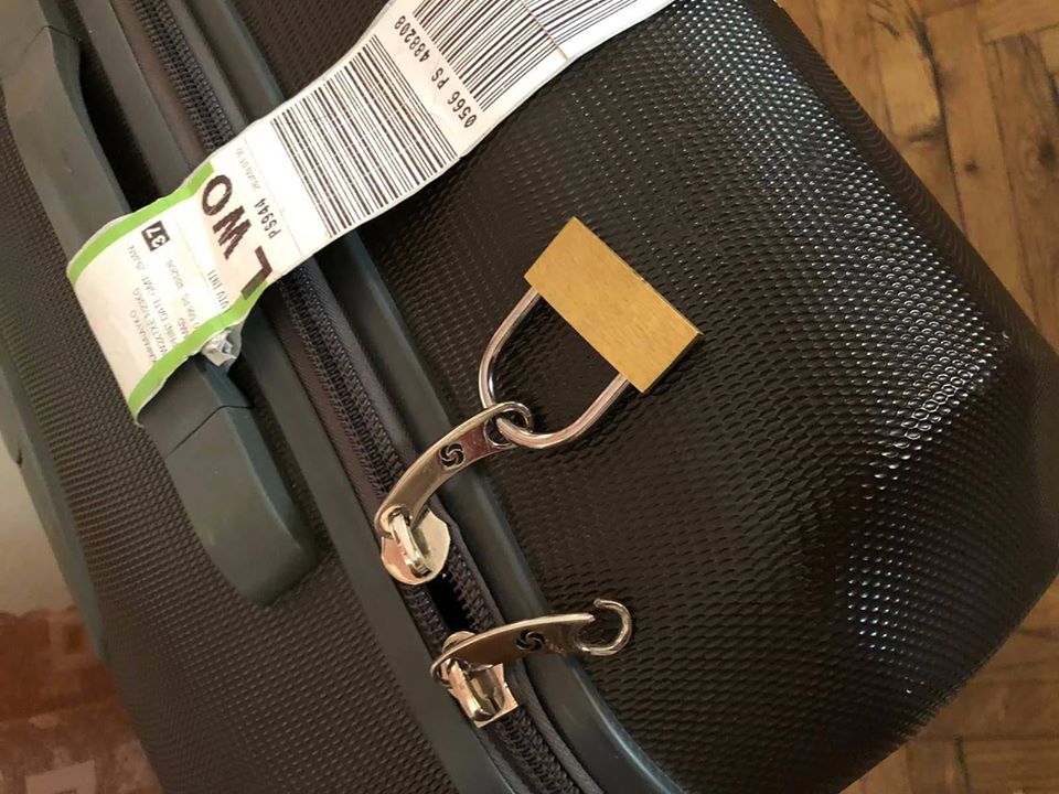 Пасажирка львівського аеропорту заявила про зламані замки на валізах і крадіжку особистих речей. Фото Тарас Прухніцький. 