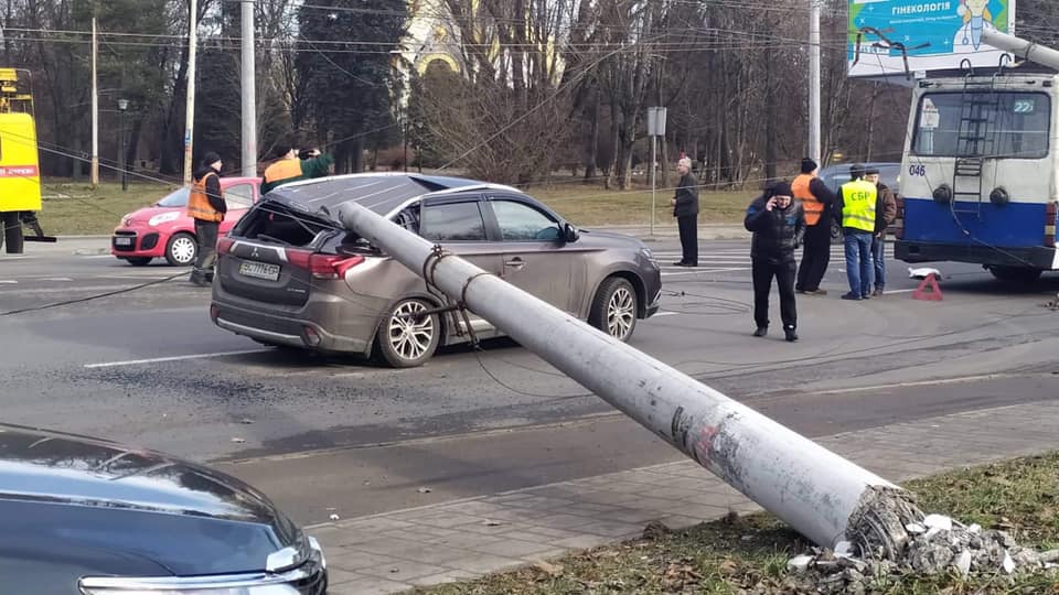 У Львові на автомобіль і тролейбус впали два стовпи