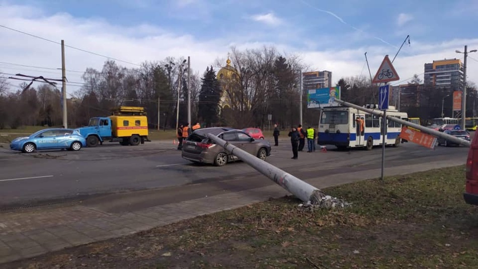 На Науковій у Львові на автомобіль і тролейбус впали два стовпи