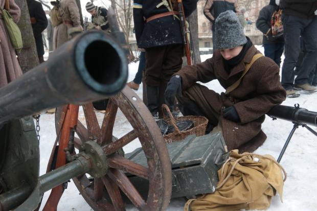 На площі Ринок покажуть театралізоване військово-історичне дійство «Бій за станцію Крути». 