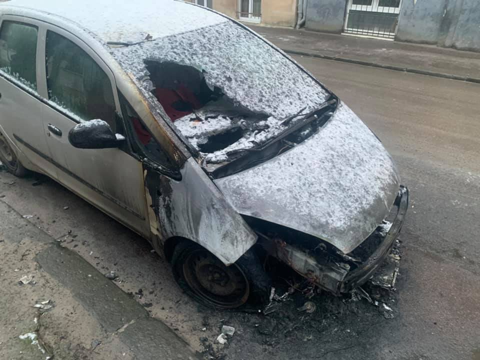 У центрі Львова невідомий підпалив автомобіль подружжя 