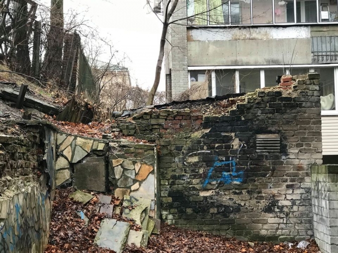 У Львові у стіні одного із закинутих будинків знайшли надгробки